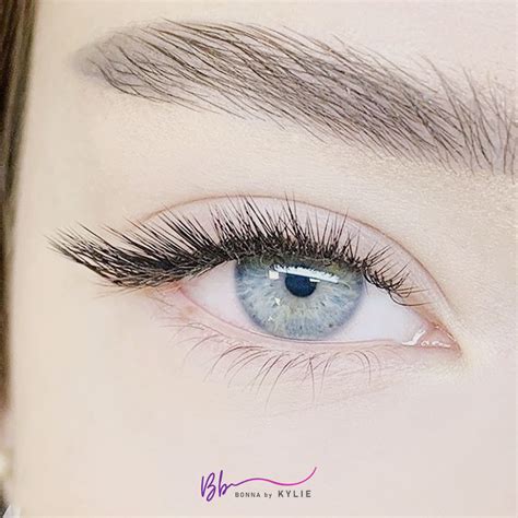 Magic glue vs. other adhesive options for eyelash extensions: A comparison